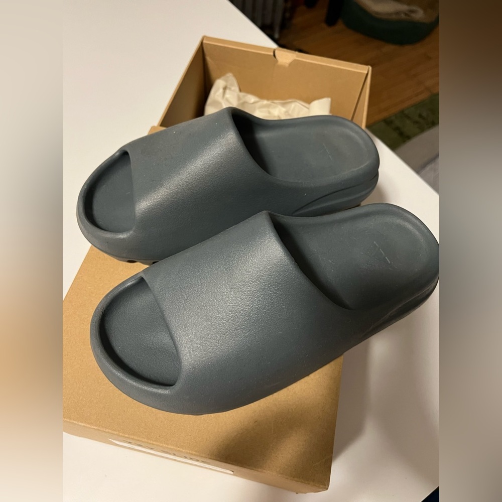Yeezy Slide size US8 Slate Marine